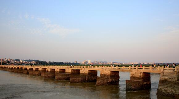 建于北宋年间，有“海内第一桥”之称的洛阳桥