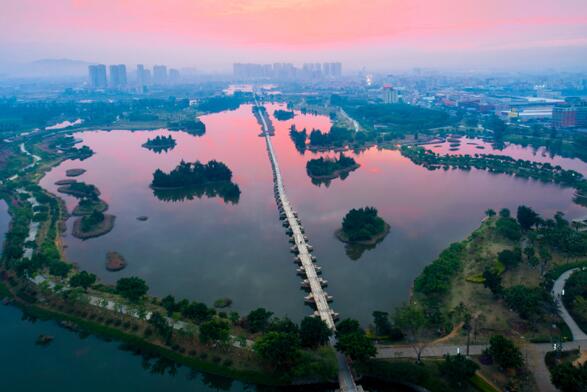 建于南宋年间，有“天下无桥长此桥”之称的安平桥